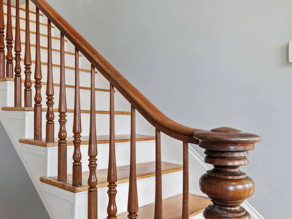 Detail of the preserved original staircase, turned balusters and handrail